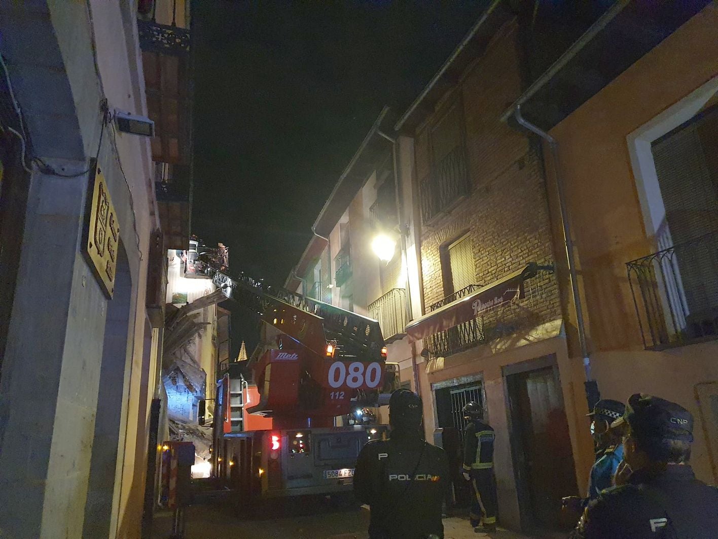 Un inmueble se ha desplomado a última hora de este viernes en el Barrio Húmedo de León capital sin causar heridos y sí importantes daños materiales. El inmueble se ha venido abajo en la Calle de la Revilla que une la Plaza San Martín con la Plaza del Grano. 