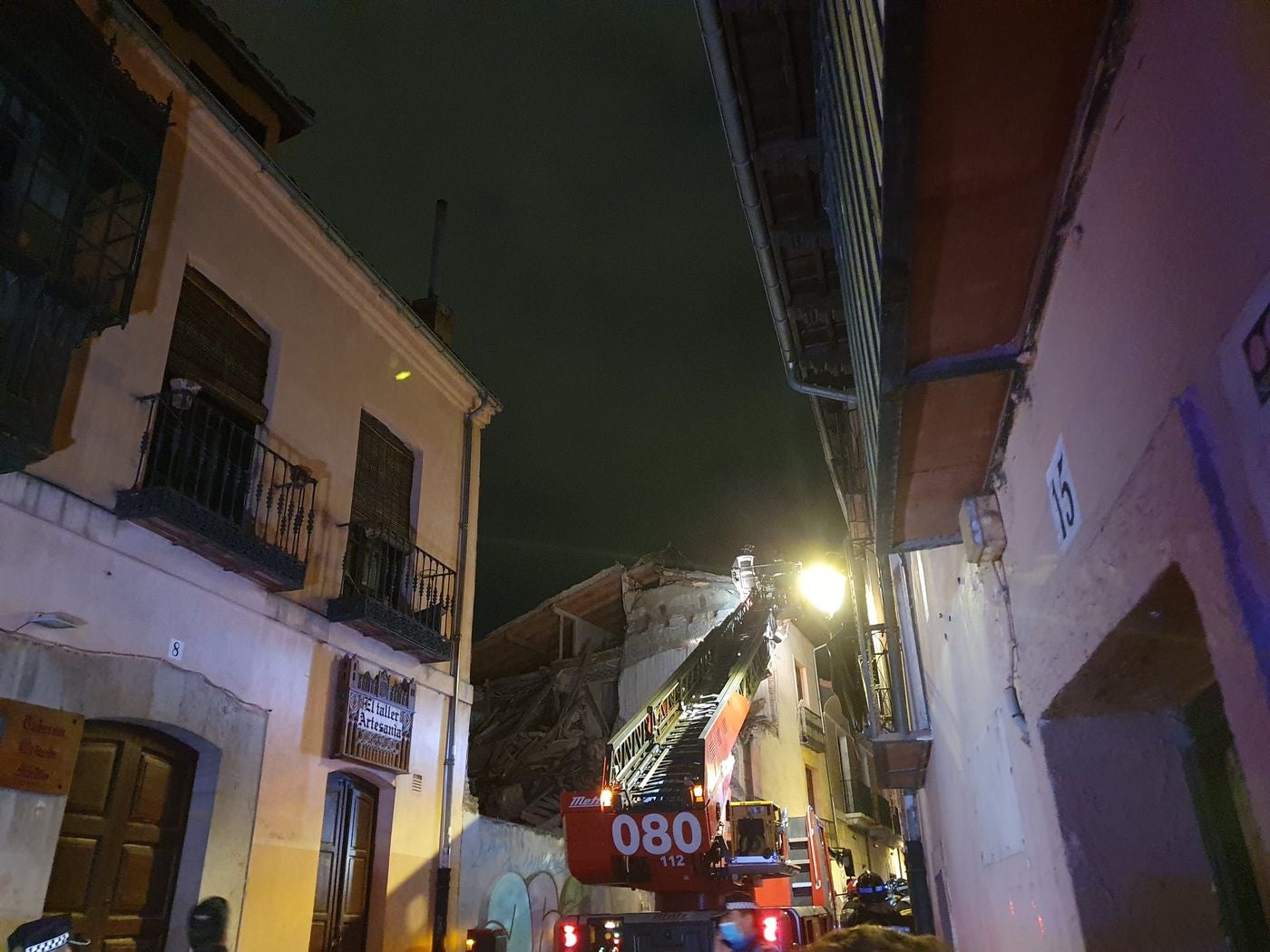 Un inmueble se ha desplomado a última hora de este viernes en el Barrio Húmedo de León capital sin causar heridos y sí importantes daños materiales. El inmueble se ha venido abajo en la Calle de la Revilla que une la Plaza San Martín con la Plaza del Grano. 