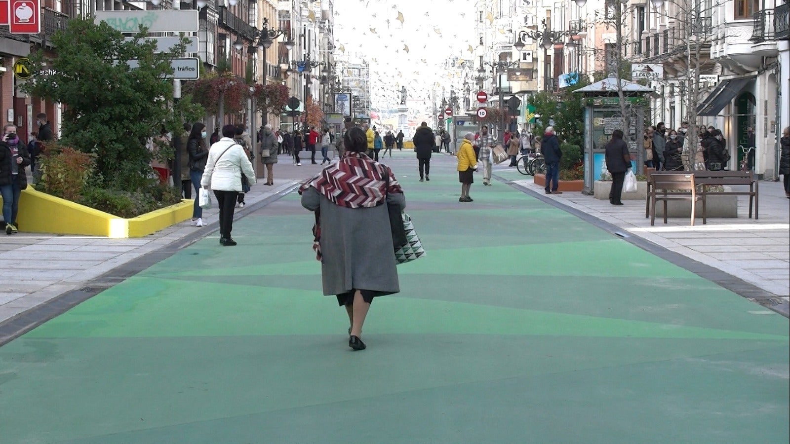 Cientos de personas transitan por la principal arteria de la ciudad, ahora peatonal, en su reapertura. Las compras del 'flack Friday' y la novedad animan a una mayor concurrencia en el nuevo vial. 