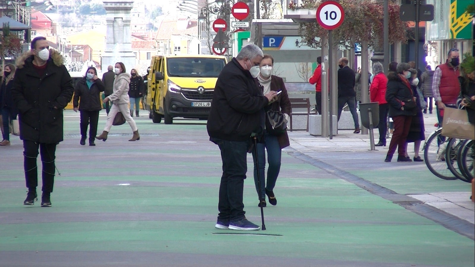 Cientos de personas transitan por la principal arteria de la ciudad, ahora peatonal, en su reapertura. Las compras del 'flack Friday' y la novedad animan a una mayor concurrencia en el nuevo vial. 