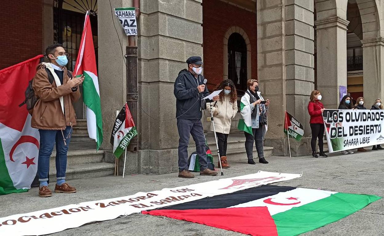 La Asociación Zamora con el Sáhara durante la manifestación 'Por un Sáhara Libre' en la Plaza Mayor de Zamora