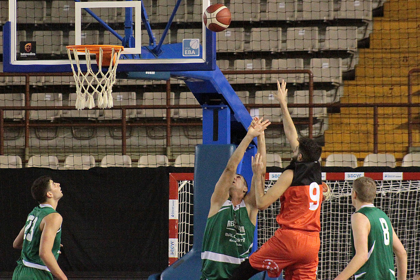 Fotos: Las imágenes del derbi entre Basket León y Reino de León