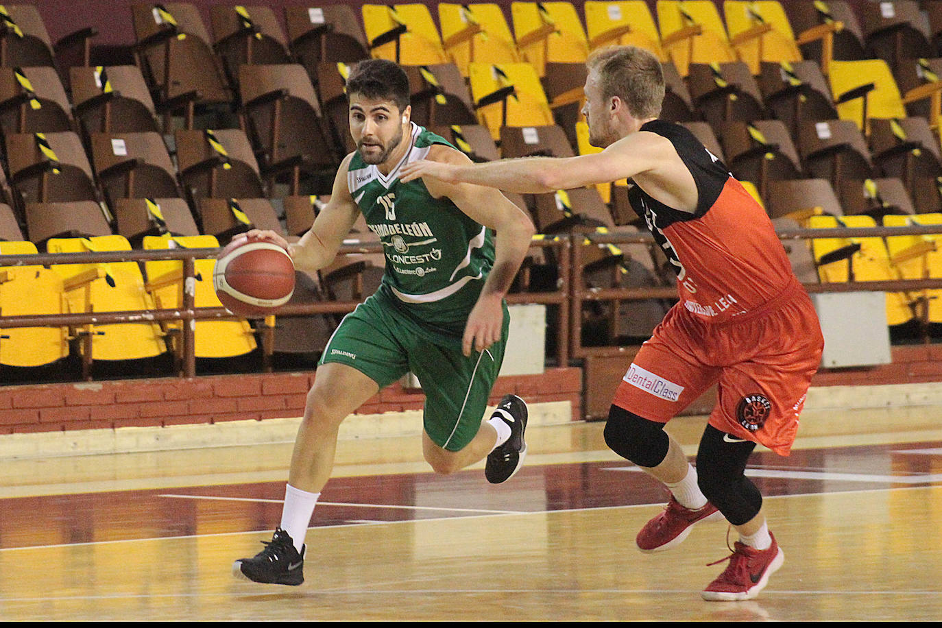 Fotos: Las imágenes del derbi entre Basket León y Reino de León