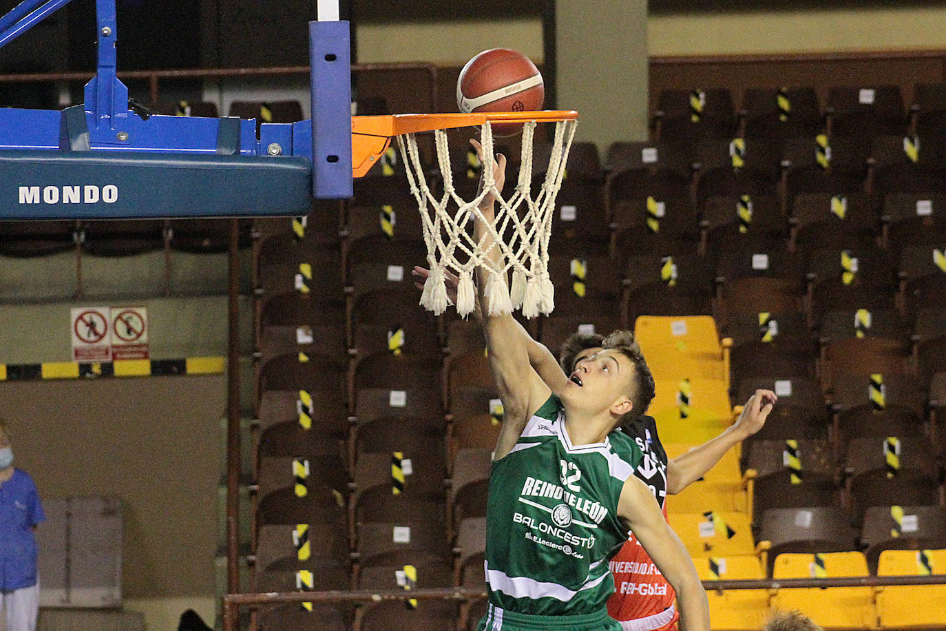 Fotos: Las imágenes del derbi entre Basket León y Reino de León