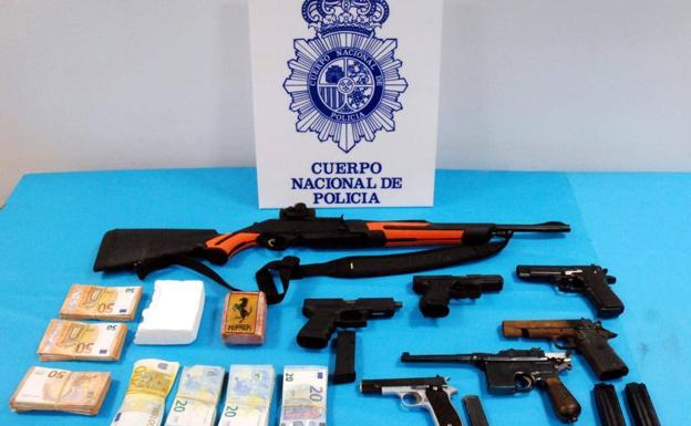 Dinero y armas requisados por la Policía Nacional. 