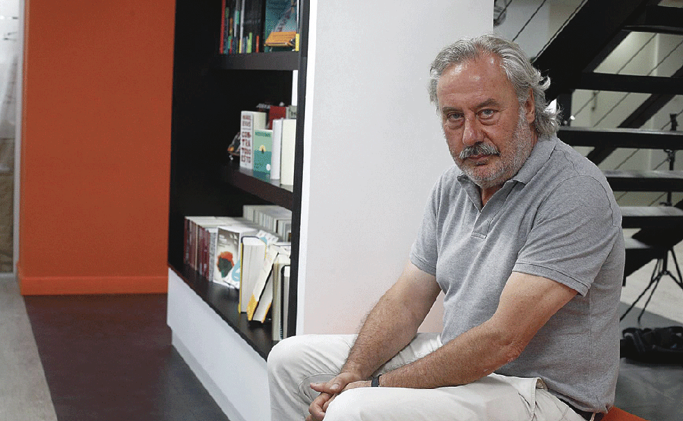 El escritor leonés Julio Llamazares publica un nuevo trabajo.