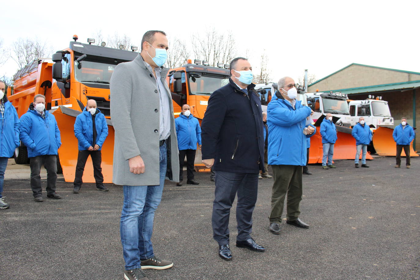 El presidente de la Diputación Provincial de León, Eduardo Morán, y el diputado de Infraestructuras, Luis Alberto Arias, presentan la campaña de vialidad invernal 2020-2021. 