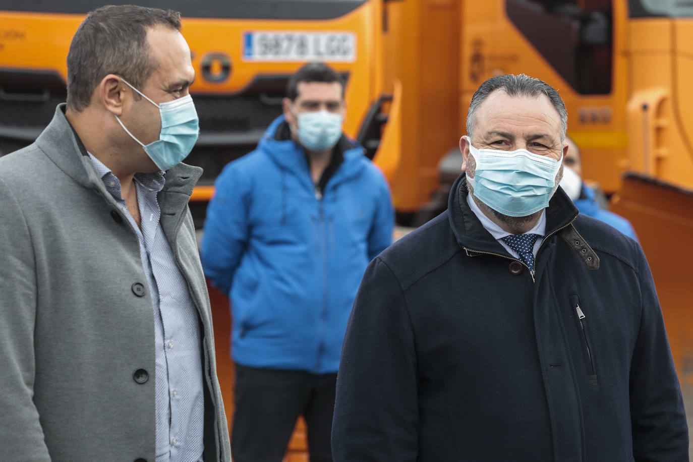 El presidente de la Diputación Provincial de León, Eduardo Morán, y el diputado de Infraestructuras, Luis Alberto Arias, presentan la campaña de vialidad invernal 2020-2021. 