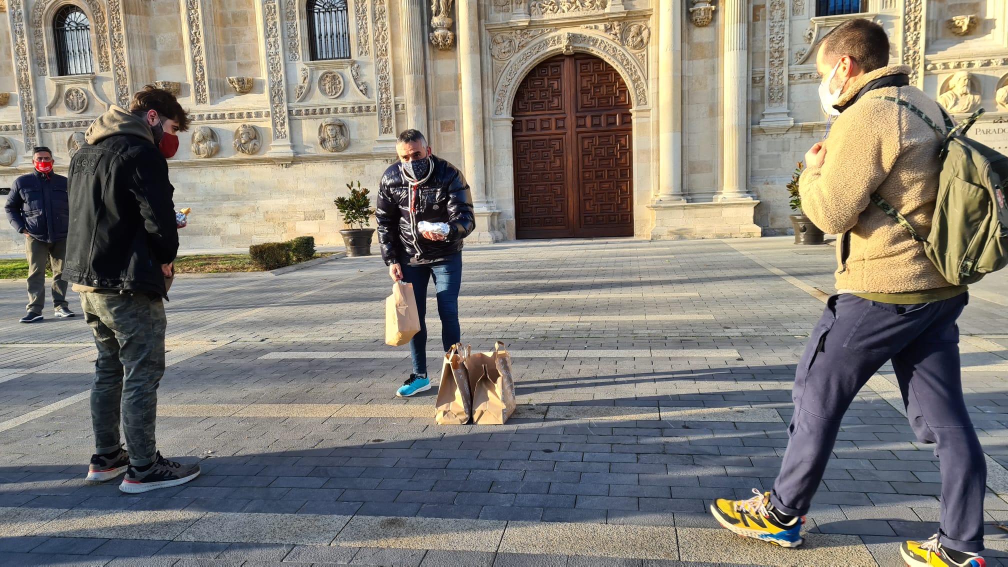 Los hosteleros comen «frío» en San Marcos ante la clase política «que viene de comer caliente». La convocatoria a través de redes sociales del sector reúne a cerca de medio centenar de trabajadores para reclamar ayudas y una vuelta a la actividad sin límites. «En medio de la pandemia, con la que está cayendo, nos tienen cerrados y ellos vienen a inauguraciones, ¿se ríen de nosotros?». 