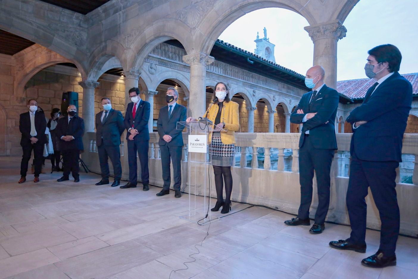 La ministra de Industria, Comercio y Turismo, Reyes Maroto; el consejero de Fomento, Juan Carlos Suárez-Quiñones; el delegado del Gobierno en Castilla y León, Javier Izquierdo; el alcalde de León, José Antonio Diez; el presidente de la Diputación de León, Eduardo Morán, y el presidente de Paradores, Óscar López, inauguran las instalaciones del Parador de San Marcos. 