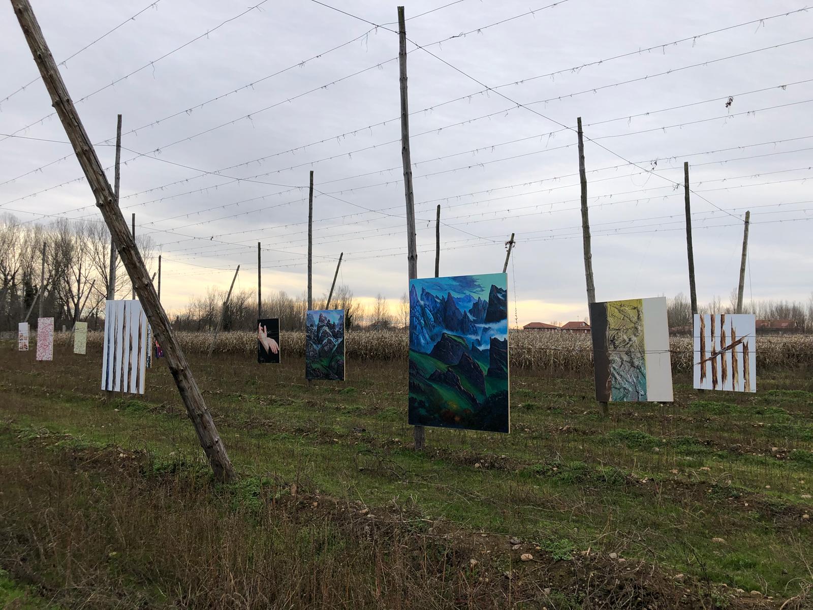 Esta exposición «Alambradas del Arte» tiene lugar hasta el día 9 de diciembre en una finca de lúpulo de Carrizo de la Ribera