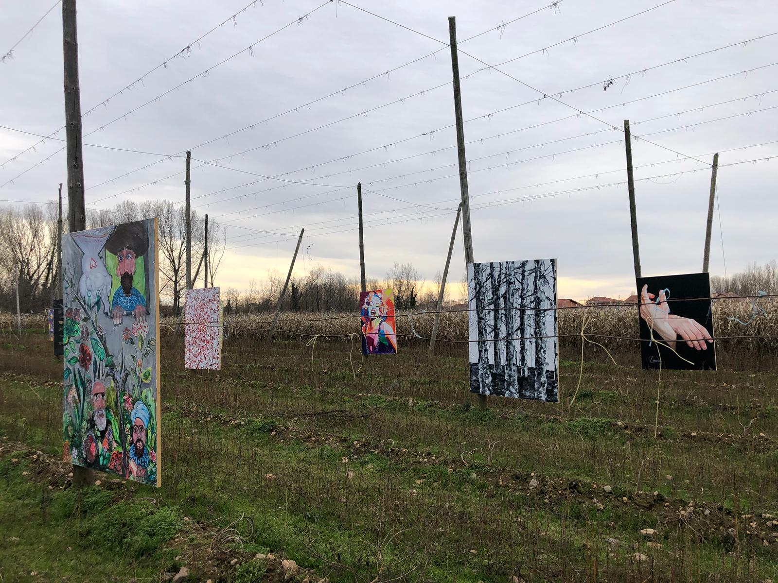 Esta exposición «Alambradas del Arte» tiene lugar hasta el día 9 de diciembre en una finca de lúpulo de Carrizo de la Ribera