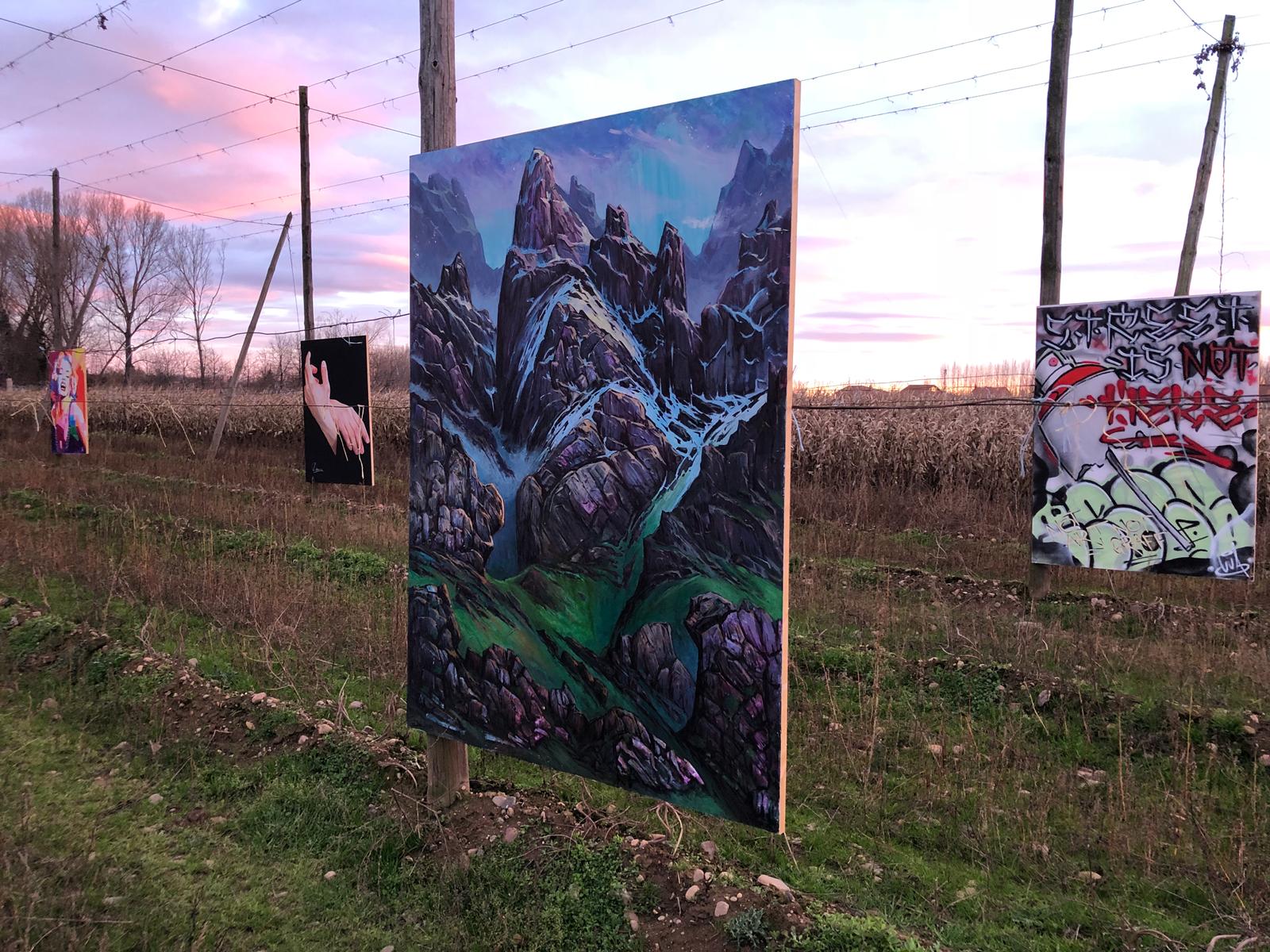 Esta exposición «Alambradas del Arte» tiene lugar hasta el día 9 de diciembre en una finca de lúpulo de Carrizo de la Ribera