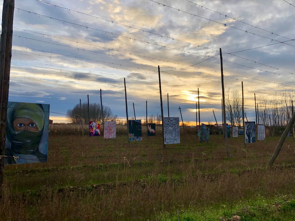 Esta exposición «Alambradas del Arte» tiene lugar hasta el día 9 de diciembre en una finca de lúpulo de Carrizo de la Ribera
