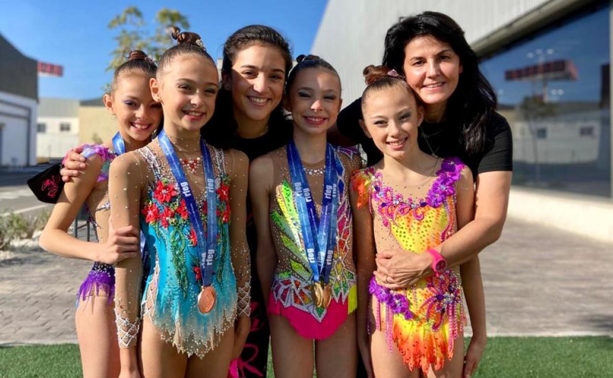 Ruth Fernández y Sara Llana, junto a las medallistas en categoría alevín del Ritmo.