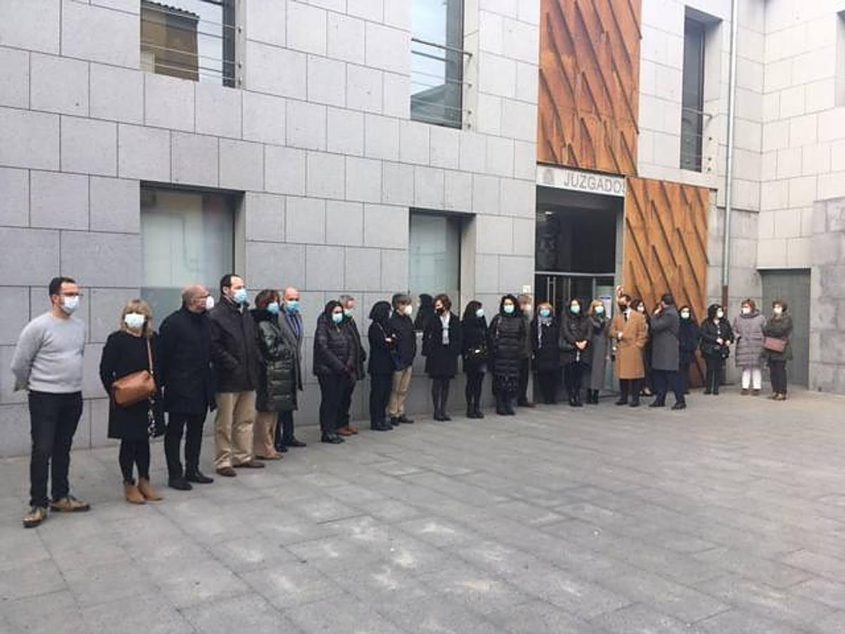 Concentración en repulsa a la agresión a una jueza en las diferentes capitales de provincia de la comunidad.