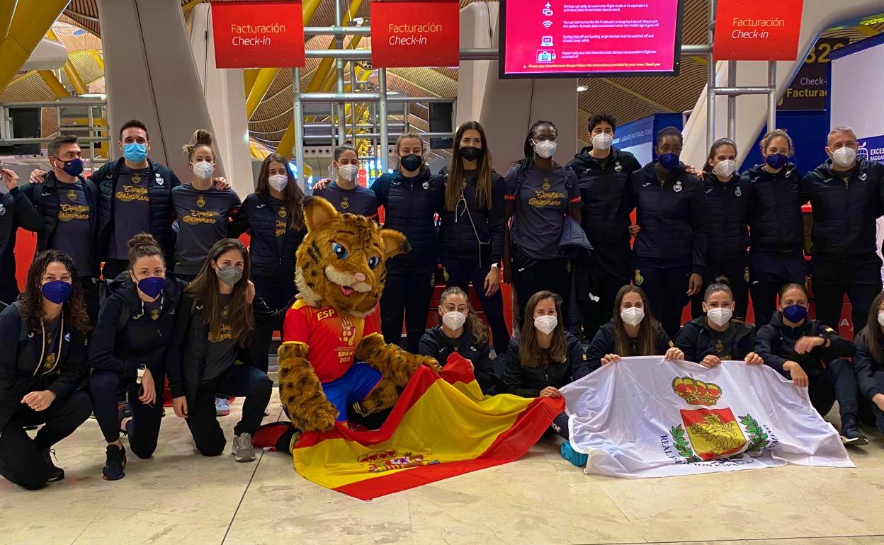 Despedida a las 'Guerreras' en el Aeropuerto de Barajas.