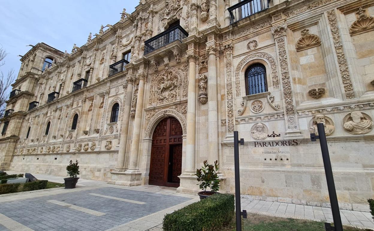 Fachada del Parador de San Marcos. 