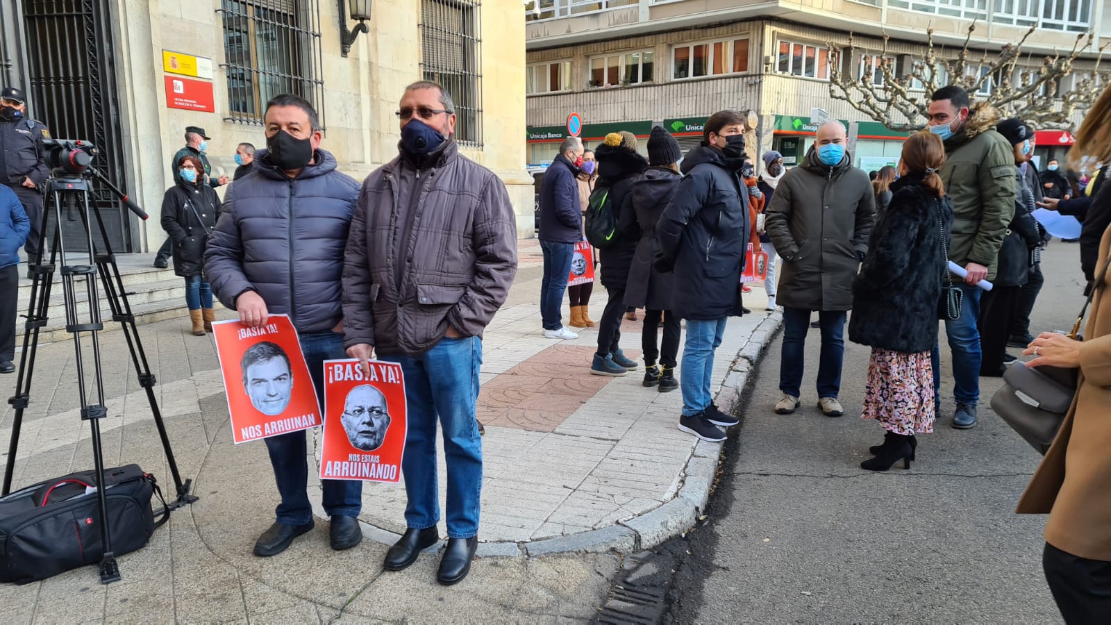 Los hosteleros de León salen a la calle para denunciar «la muerte del sector» y de la propia provincia de León. La hostelería reclama medidas de apoyo urgente para superar una situación crítica. 