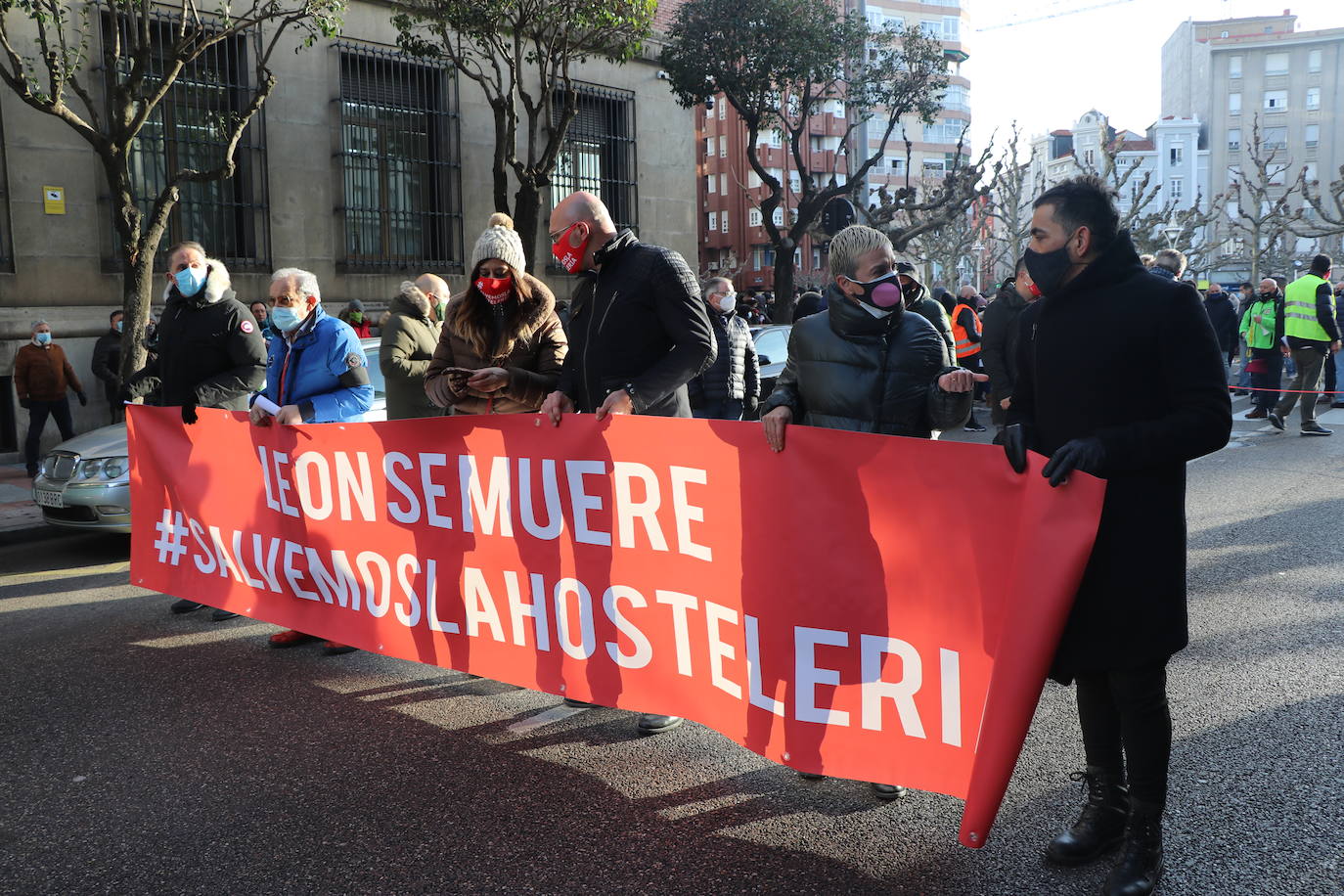 Los hosteleros de León salen a la calle para denunciar «la muerte del sector» y de la propia provincia de León. La hostelería reclama medidas de apoyo urgente para superar una situación crítica. 