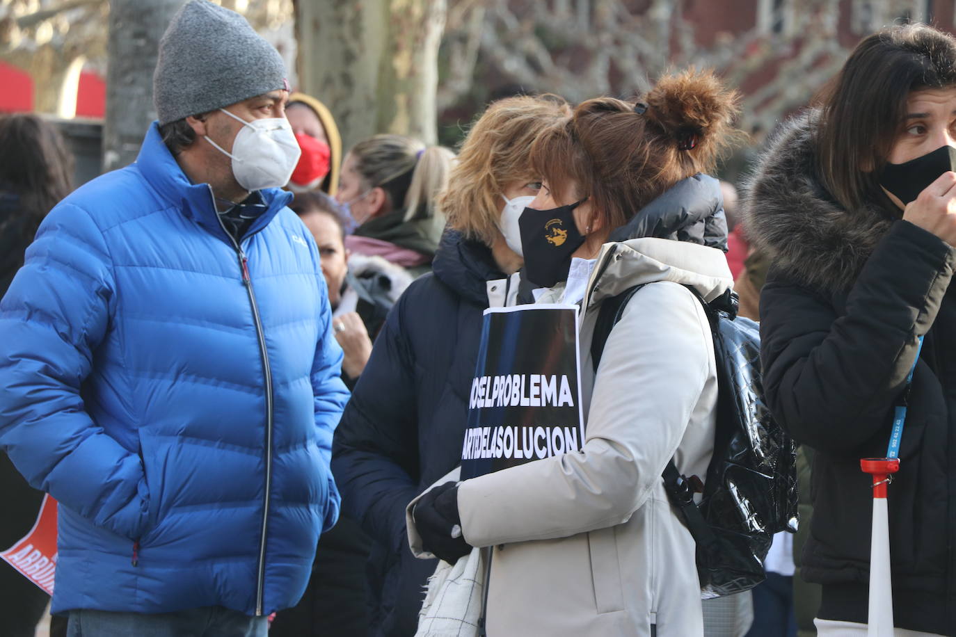 Los hosteleros de León salen a la calle para denunciar «la muerte del sector» y de la propia provincia de León. La hostelería reclama medidas de apoyo urgente para superar una situación crítica. 