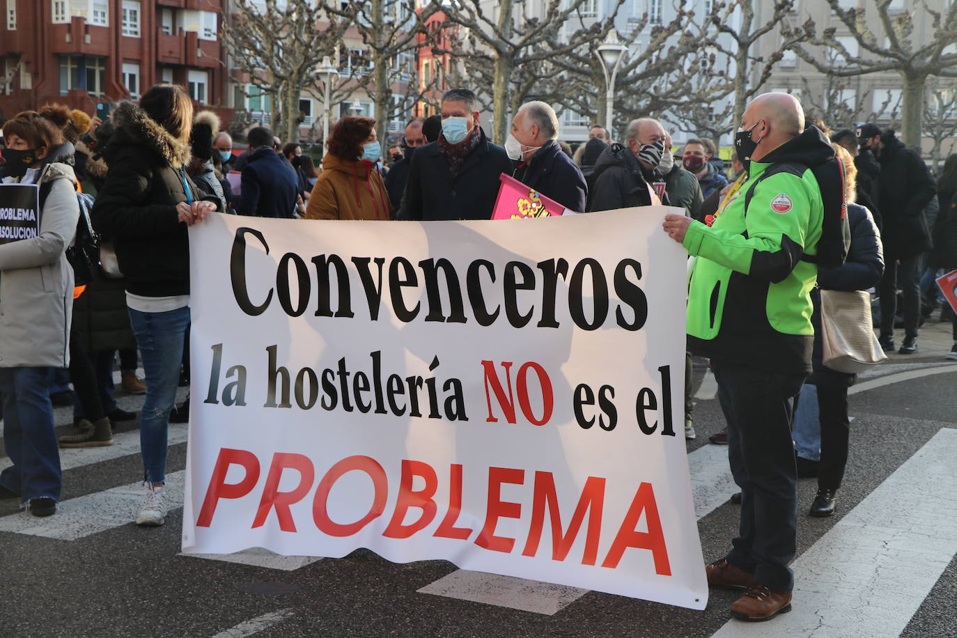 Los hosteleros de León salen a la calle para denunciar «la muerte del sector» y de la propia provincia de León. La hostelería reclama medidas de apoyo urgente para superar una situación crítica. 