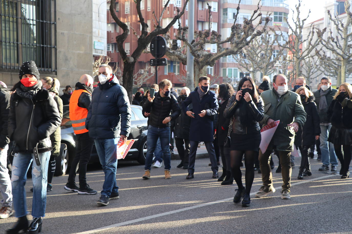 Los hosteleros de León salen a la calle para denunciar «la muerte del sector» y de la propia provincia de León. La hostelería reclama medidas de apoyo urgente para superar una situación crítica. 