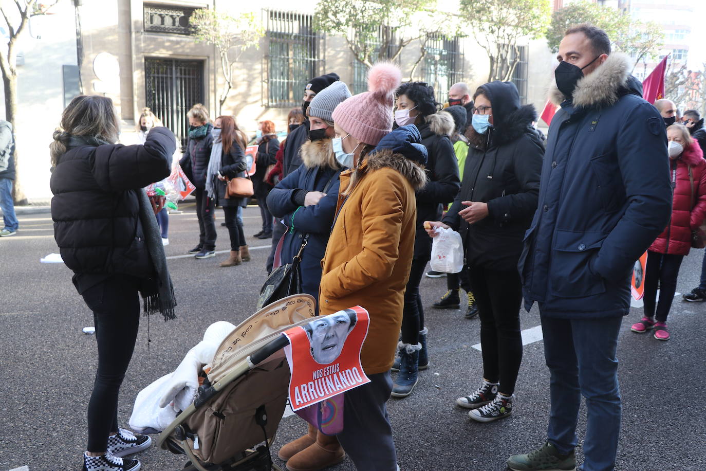 Los hosteleros de León salen a la calle para denunciar «la muerte del sector» y de la propia provincia de León. La hostelería reclama medidas de apoyo urgente para superar una situación crítica. 