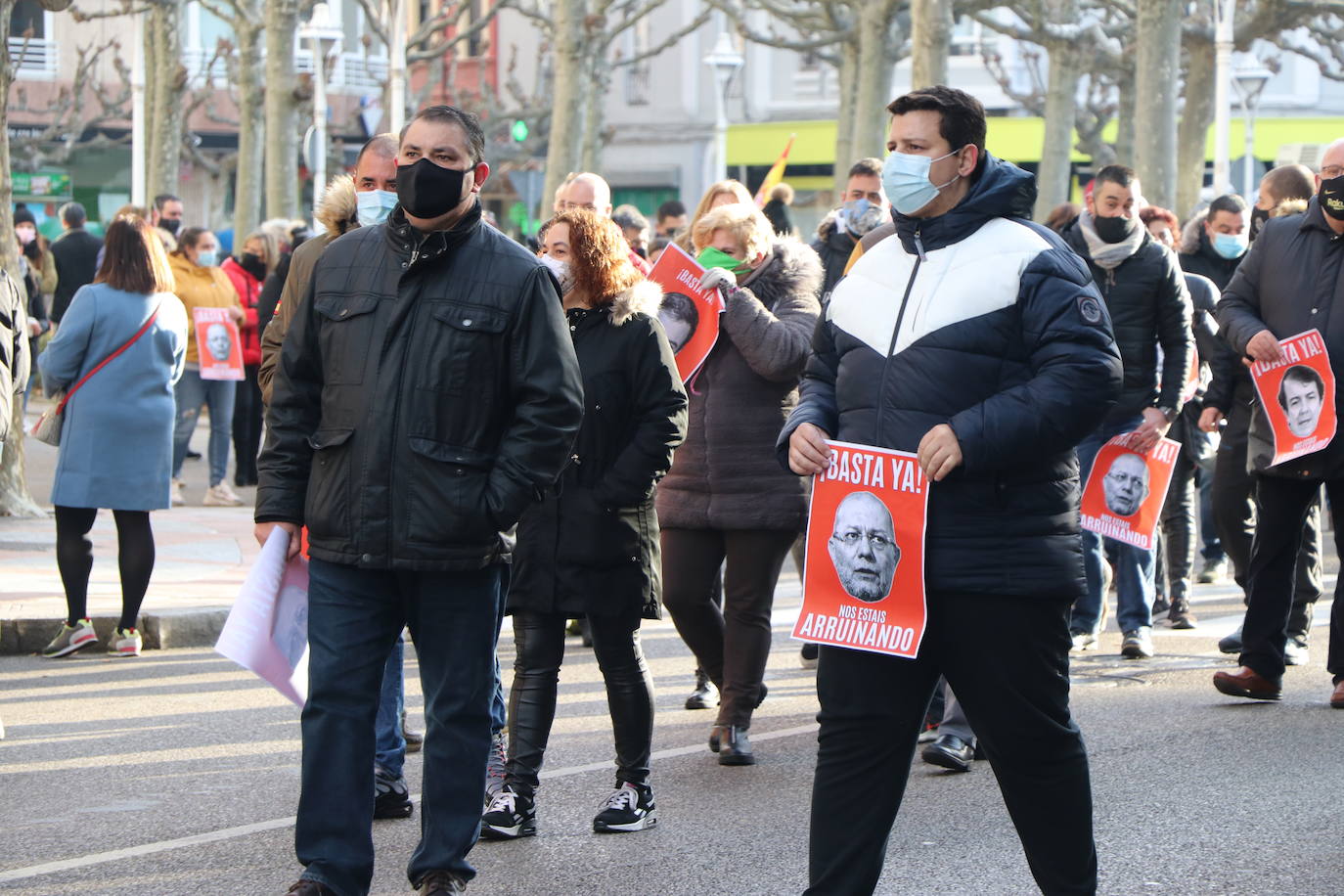 Los hosteleros de León salen a la calle para denunciar «la muerte del sector» y de la propia provincia de León. La hostelería reclama medidas de apoyo urgente para superar una situación crítica. 