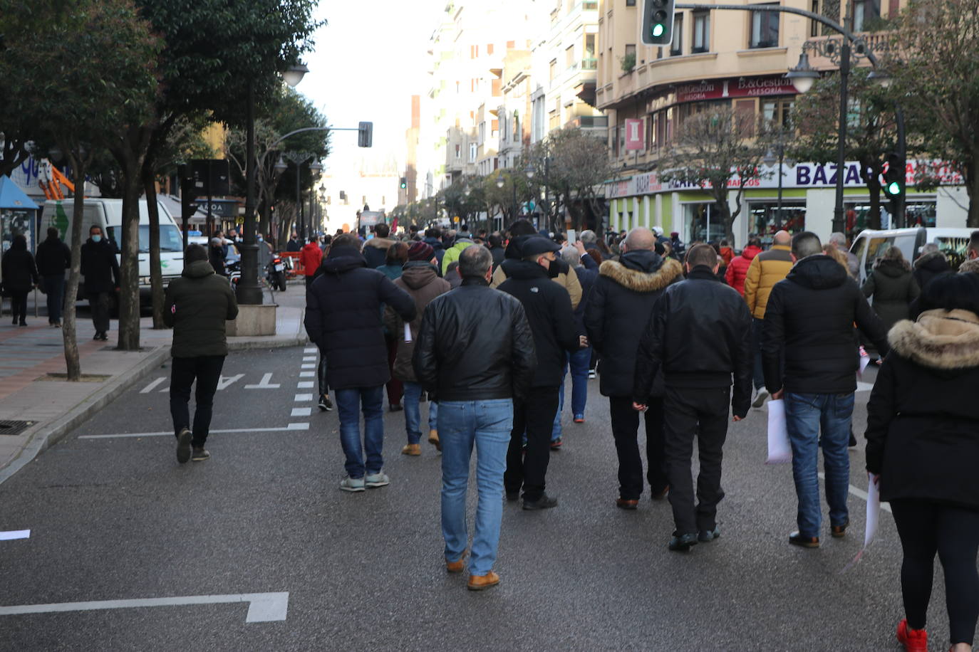 Los hosteleros de León salen a la calle para denunciar «la muerte del sector» y de la propia provincia de León. La hostelería reclama medidas de apoyo urgente para superar una situación crítica. 