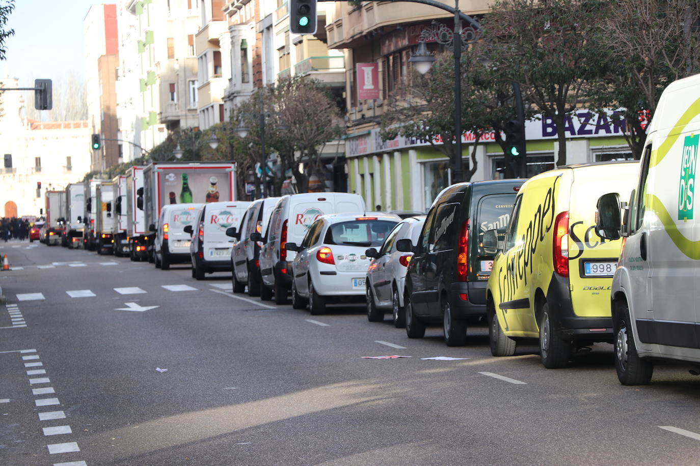 Los hosteleros de León salen a la calle para denunciar «la muerte del sector» y de la propia provincia de León. La hostelería reclama medidas de apoyo urgente para superar una situación crítica. 