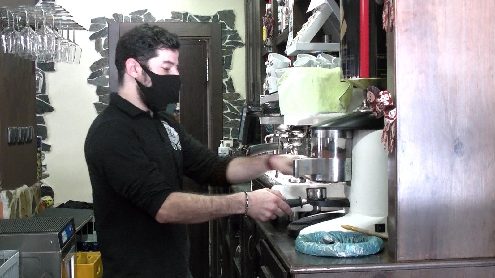 Un bar de la provincia, con clientela este viernes. 