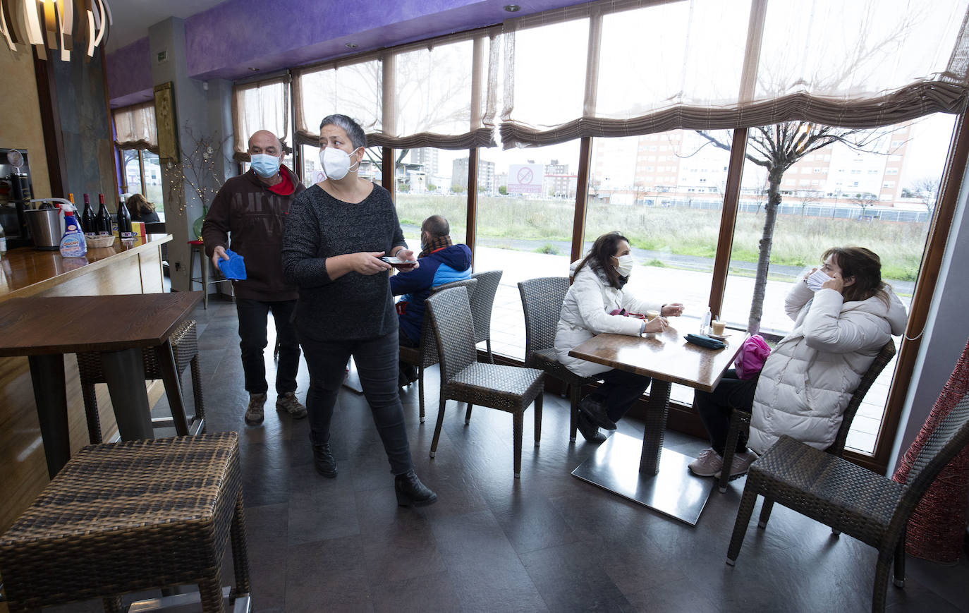 Un bar de la provincia, con clientela este viernes. 