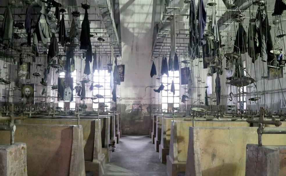 Los vestuarios del Pozo Julia de Fabero, con la indumentaria de trabajo colgada del techo, son uno de los rincones más sorprendentes de estas instalaciones.