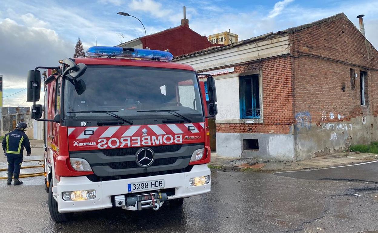 Bomberos de León actuando en el incendio de la vivienda. 