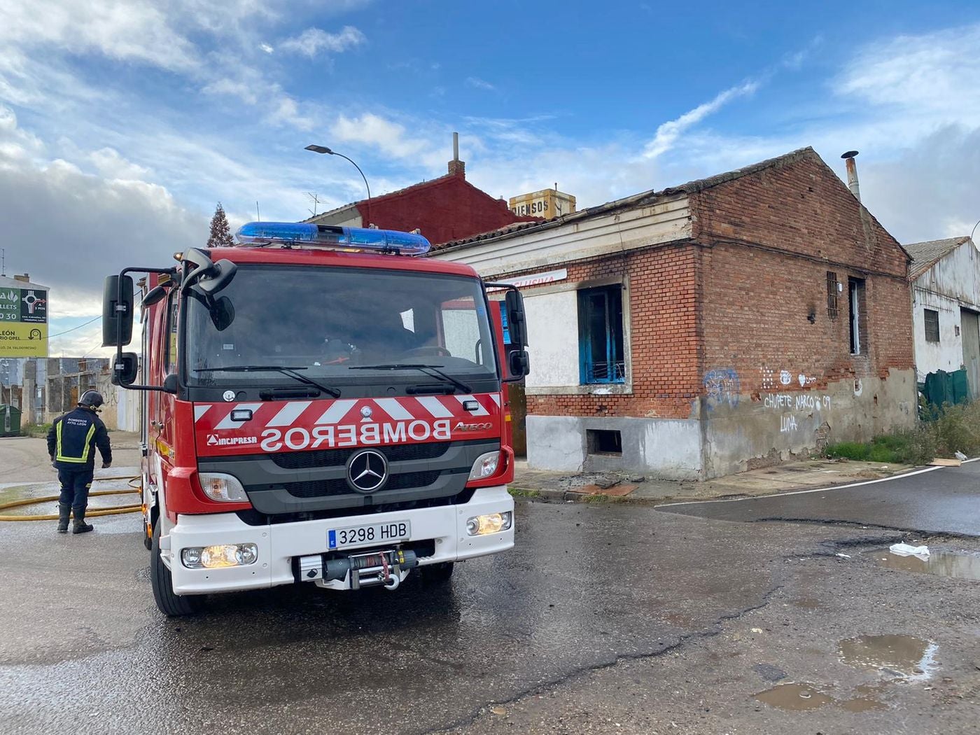 El incendio en una casa 'okupada' obliga a intervenir a Bomberos León. El fuego ha devorado el interior de la vivienda y pudo ocasionarse debido a un enganche ilegal de la luz. 