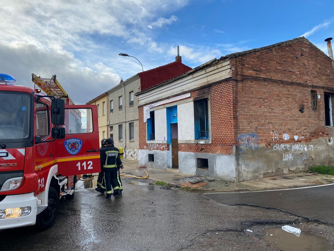 El incendio en una casa 'okupada' obliga a intervenir a Bomberos León. El fuego ha devorado el interior de la vivienda y pudo ocasionarse debido a un enganche ilegal de la luz. 