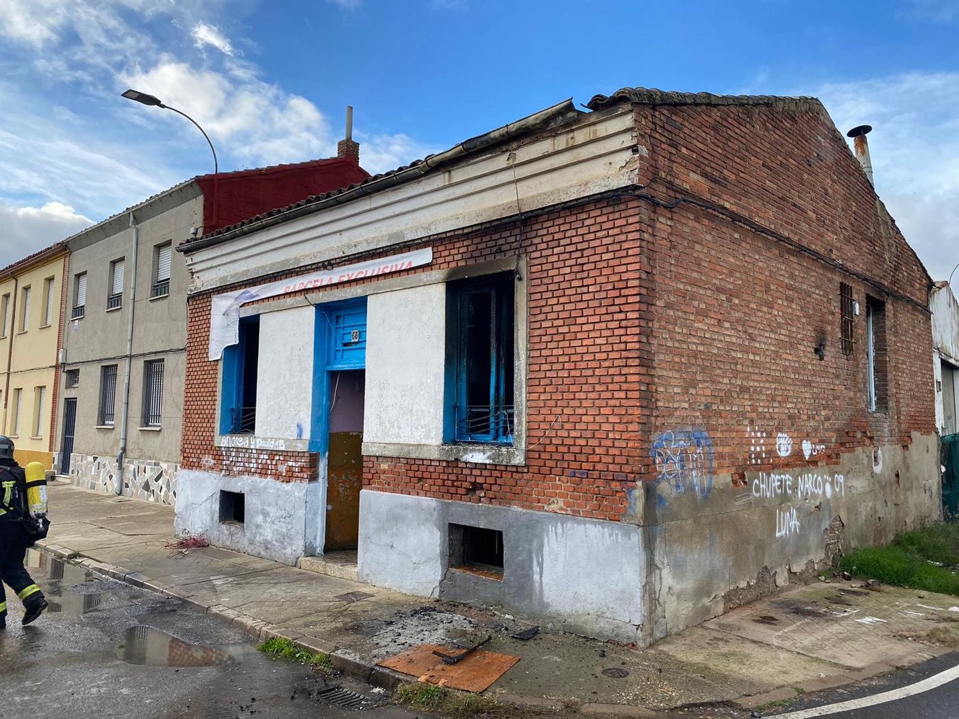 El incendio en una casa 'okupada' obliga a intervenir a Bomberos León. El fuego ha devorado el interior de la vivienda y pudo ocasionarse debido a un enganche ilegal de la luz. 