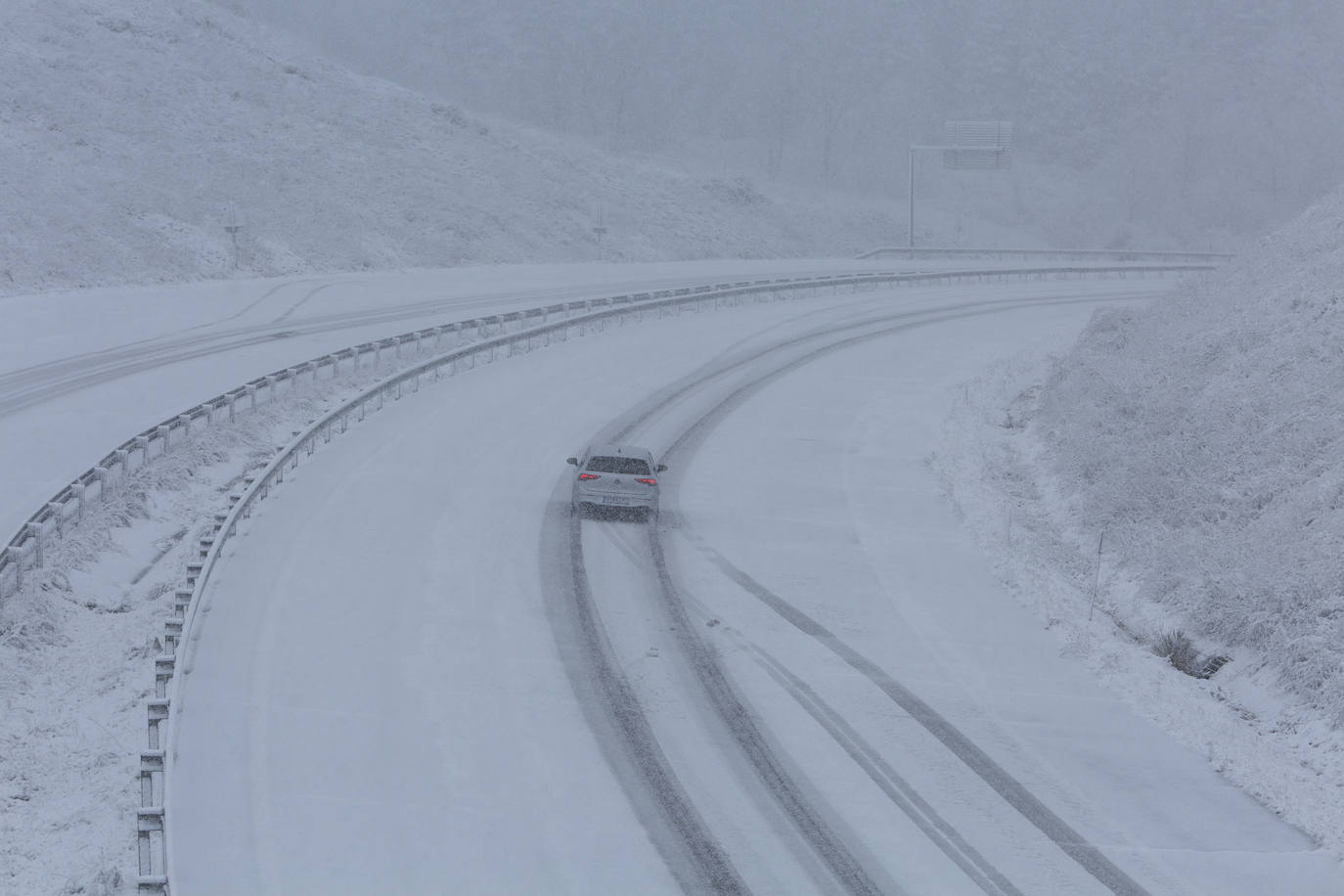 León recibe las primeras nevadas y mantiene la alerta amarilla por tormentas de 15 centímetros. En las imágenes, temporal de nieve en el Bierzo.