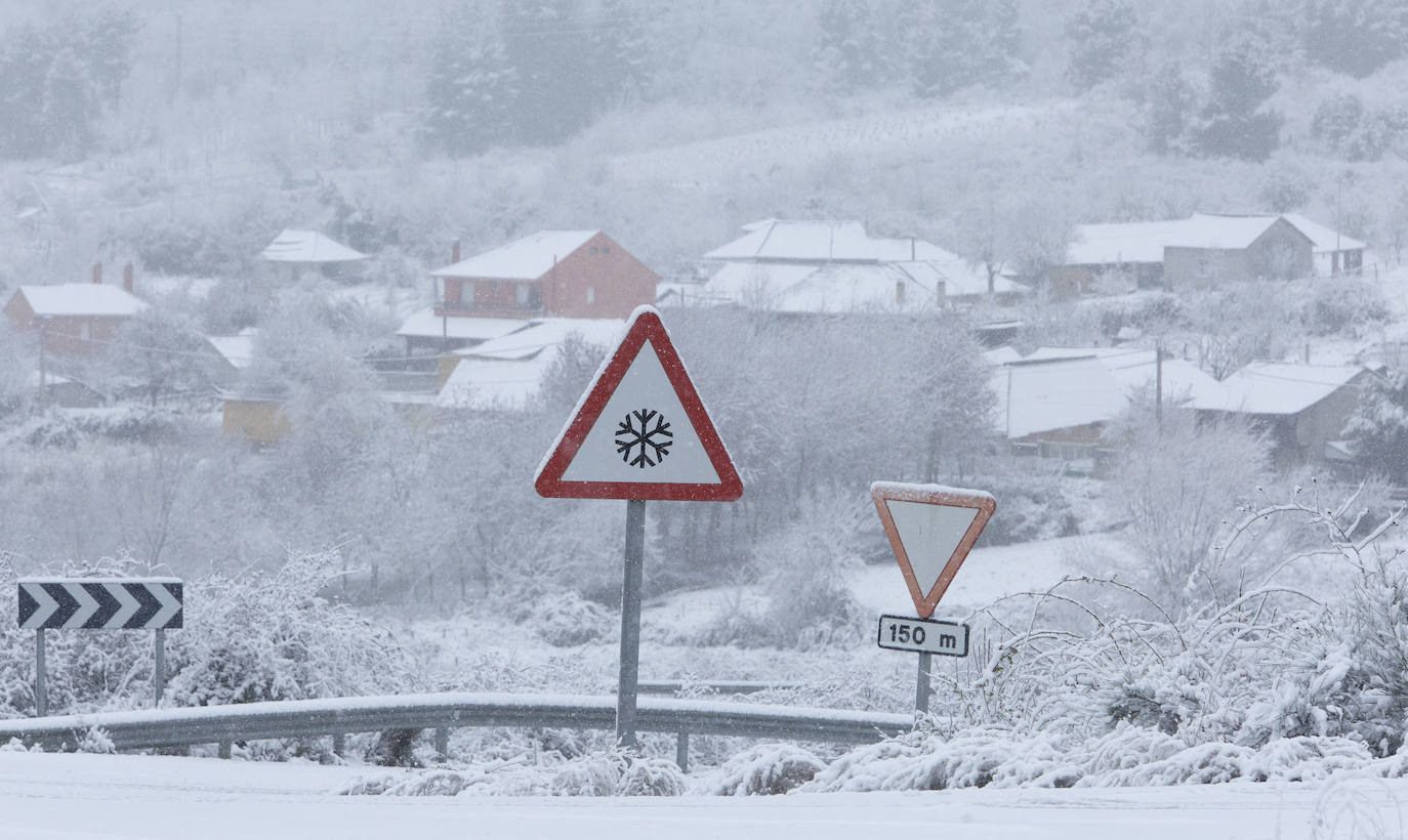 León recibe las primeras nevadas y mantiene la alerta amarilla por tormentas de 15 centímetros. En las imágenes, temporal de nieve en el Bierzo.