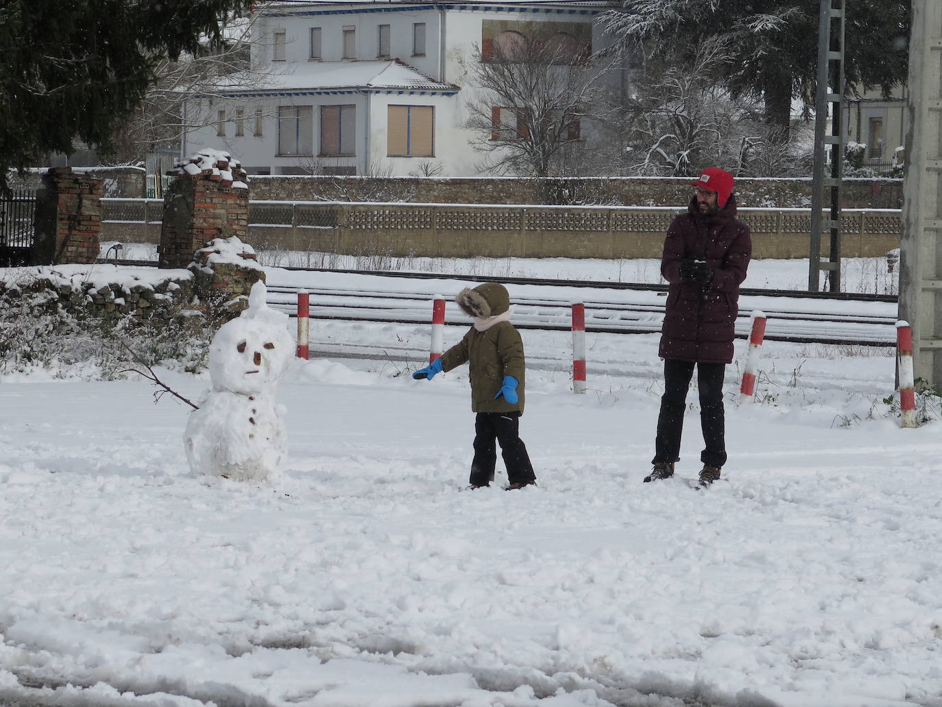 La nieve sobre Villamanín dejó bonitas estampas. 