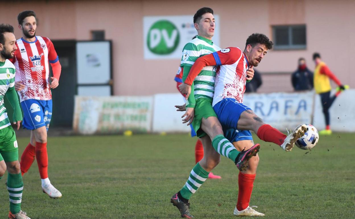 Dos jugadores pugnan por un balón en los Dominicos.