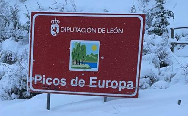 La nieve obliga al cerrar al tráfico tres tramos de la red secundaria de carreteras en León