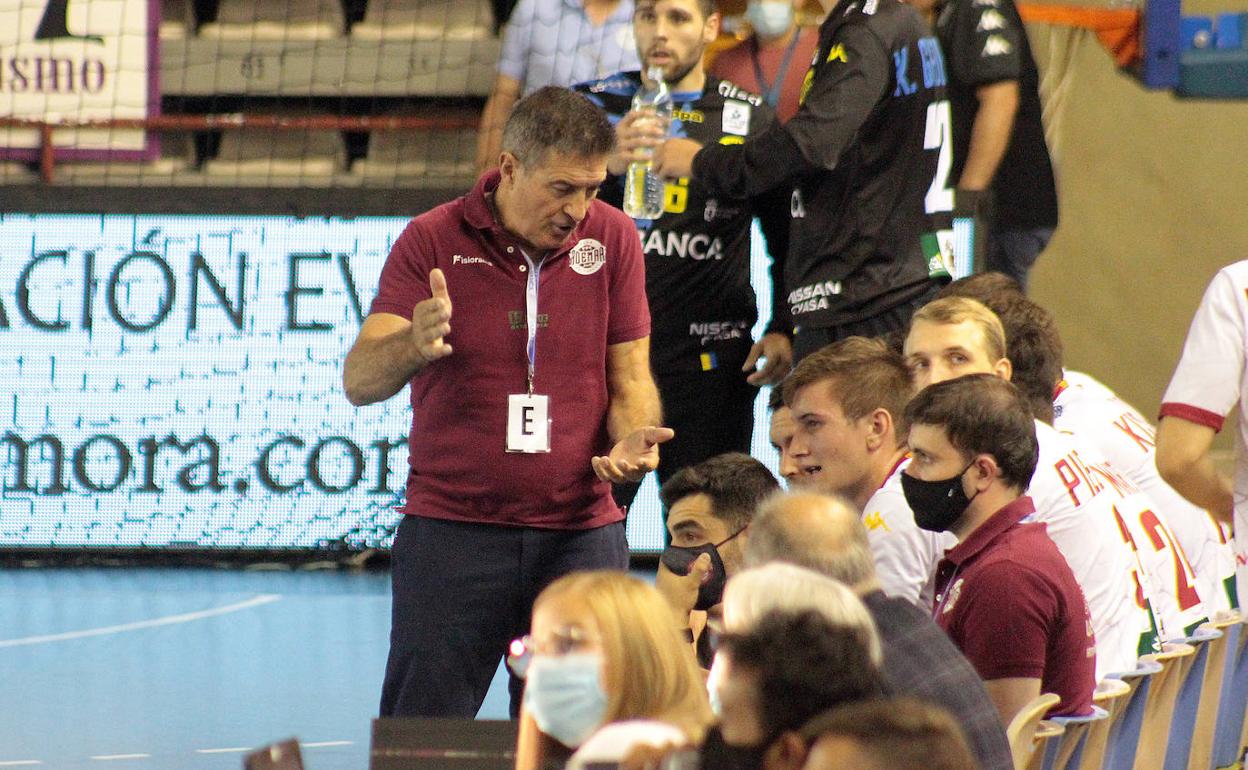 Manolo Cadenas da instrucciones a su banquillo durante un partido.