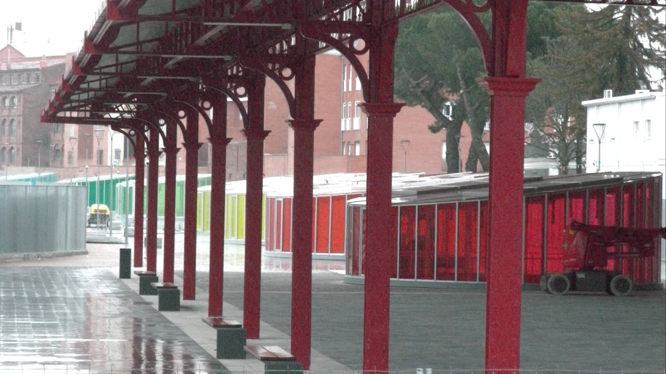 Los cilindros de colores ya ocupan la antigua zona de vías por las que circulaba el tren.