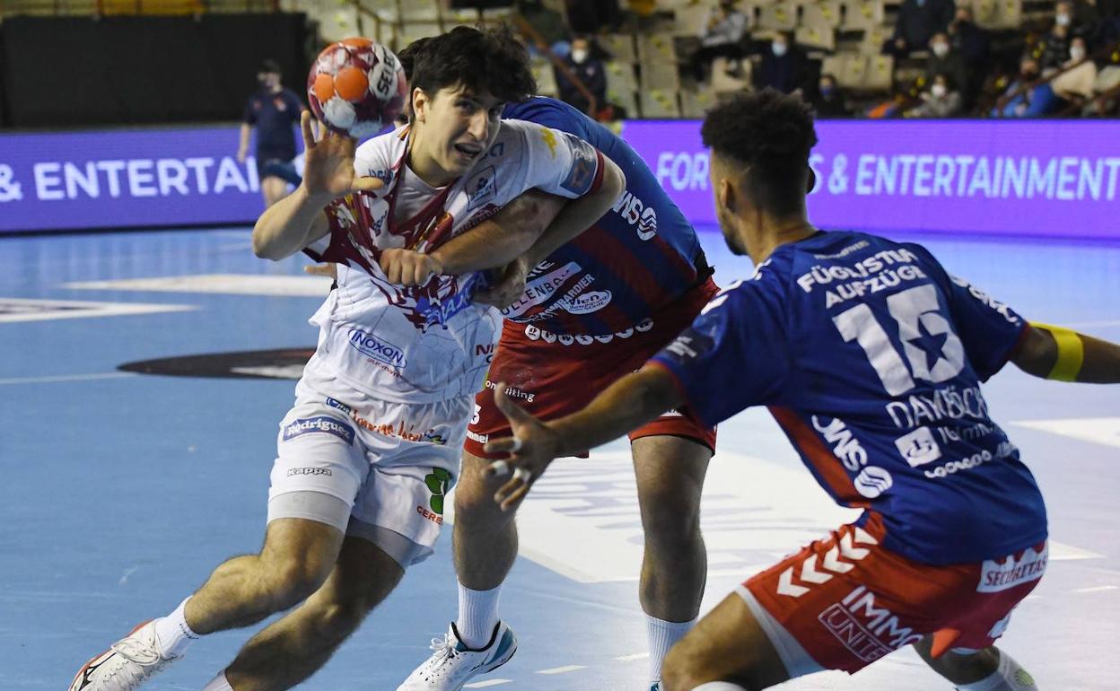 Una acción del partido disputado este martes en el Palacio de los Deportes de León.