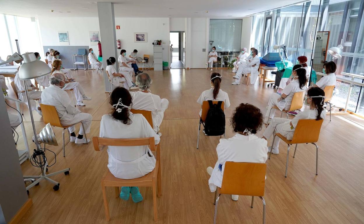 Reunión de los facultativos de Atención Primaria en un centro de salud de Castilla y León.