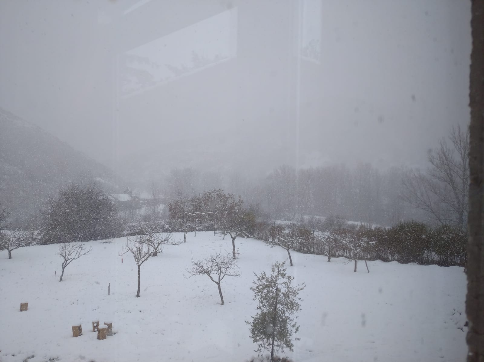 La nieve se apodera del entorno de la localidad en apenas unos minutos tras amanecer con un radiante sol.