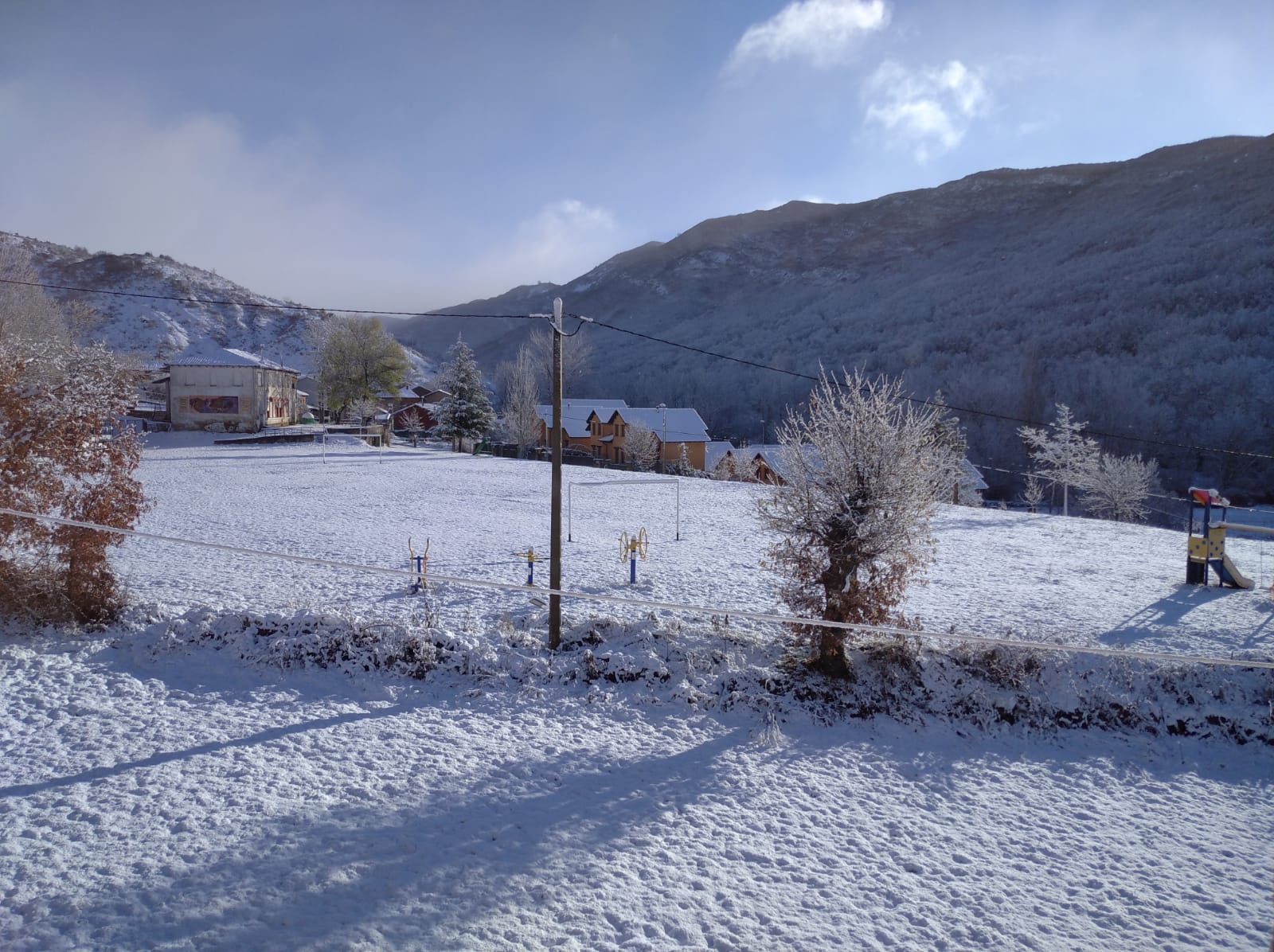 La nieve se apodera del entorno de la localidad en apenas unos minutos tras amanecer con un radiante sol.