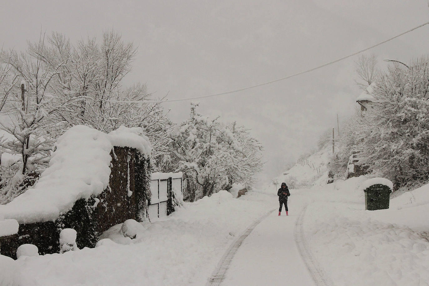 Las zonas altas de la provincia se mantienen cubiertas de blanco tras un nuevo frente frío este martes.